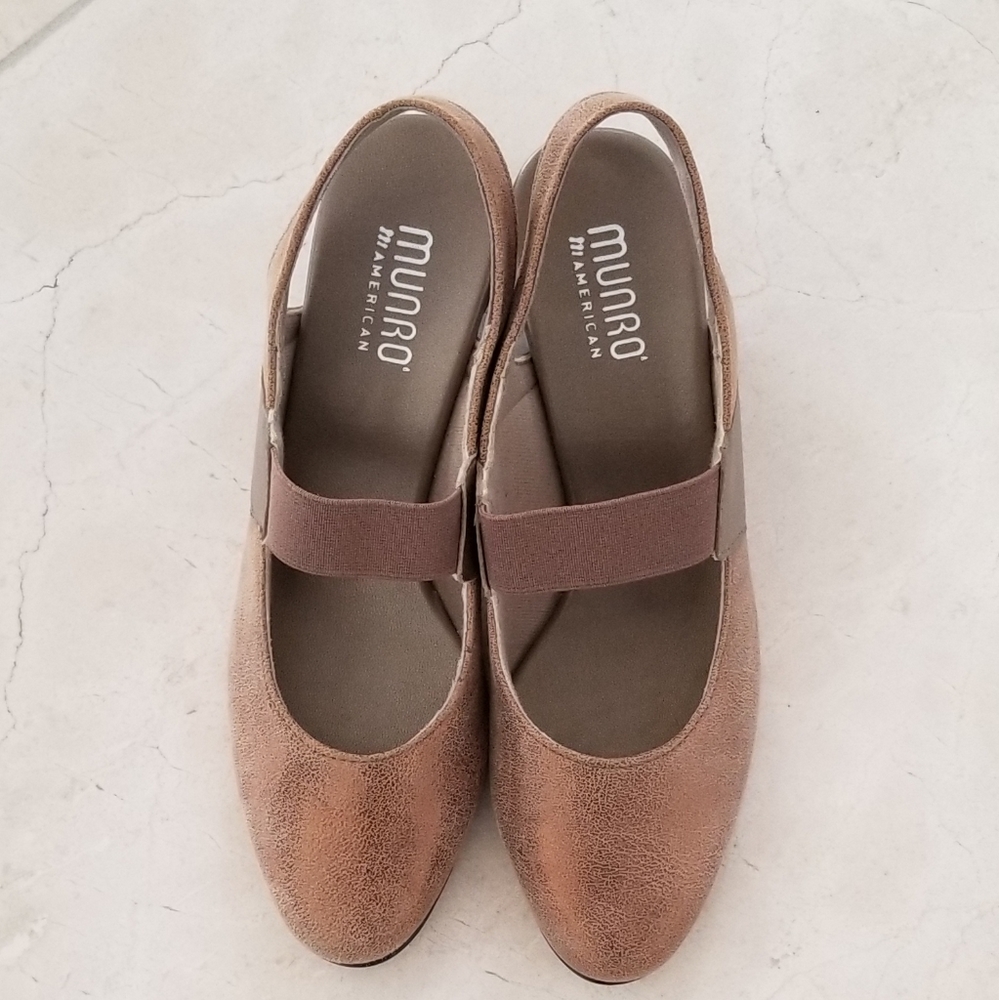 NWOT Munro Leather Gold Color Jenna Elastic Mary Janes